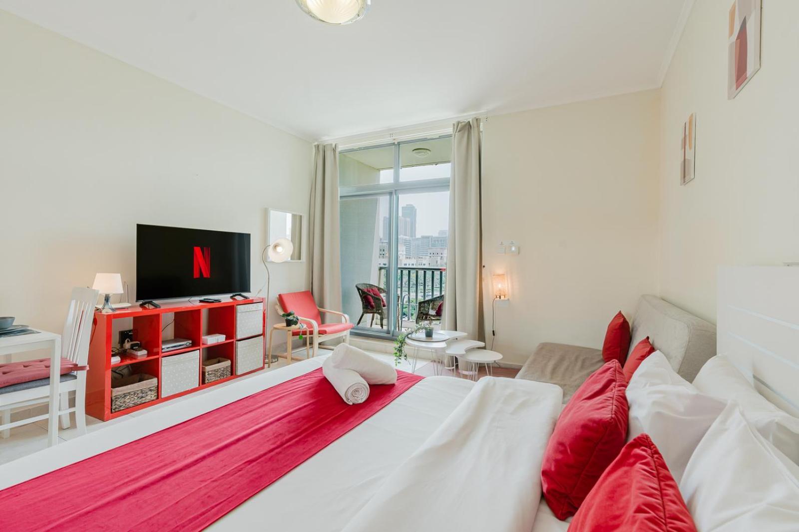 Rh - Beautiful Canal View, Sleek & Spacious Studio, Location *