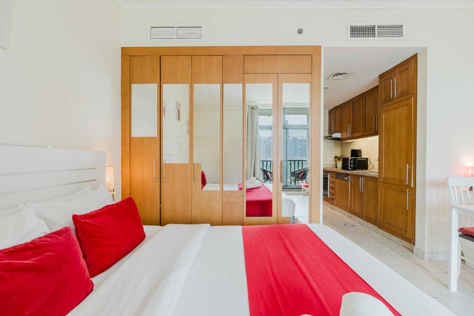 Rh - Beautiful Canal View, Sleek & Spacious Studio, Location * Dubai